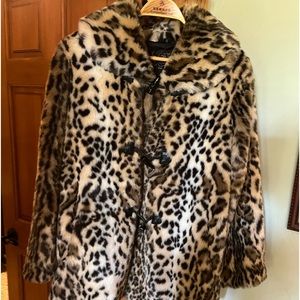 Super warm faux leopard skin fur coat. Excellent condition! Elegant & stylish!